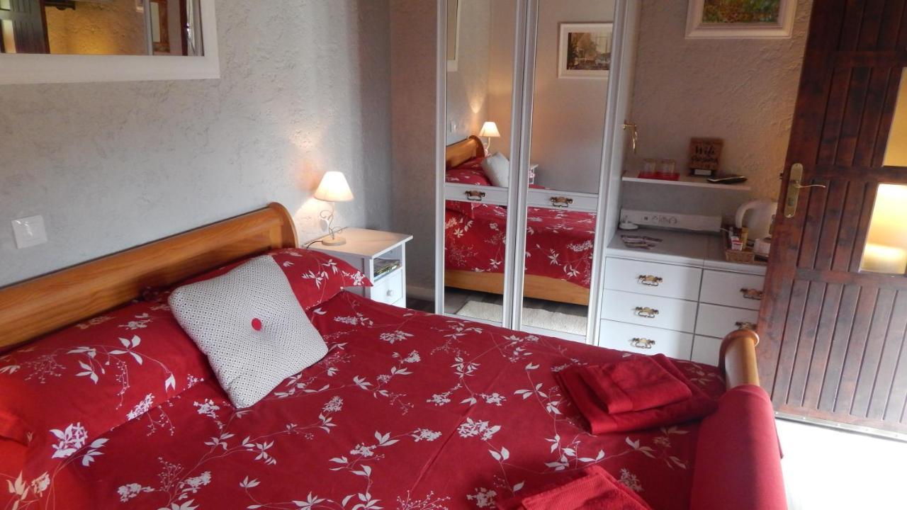 The Petite Chalet Chambre D'Hotes L'Isle-Jourdain  ภายนอก รูปภาพ